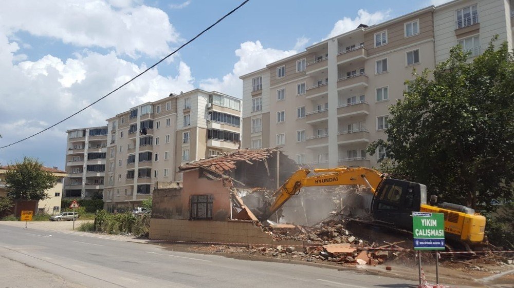 Bursa’da trafik akışını olumsuz etkileyen binalar yıkılıyor