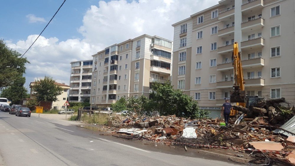 Bursa’da trafik akışını olumsuz etkileyen binalar yıkılıyor