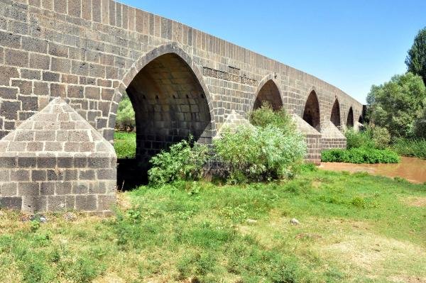 Diyarbakır'daki 800 yıllık köprü tarihe meydan okuyor
