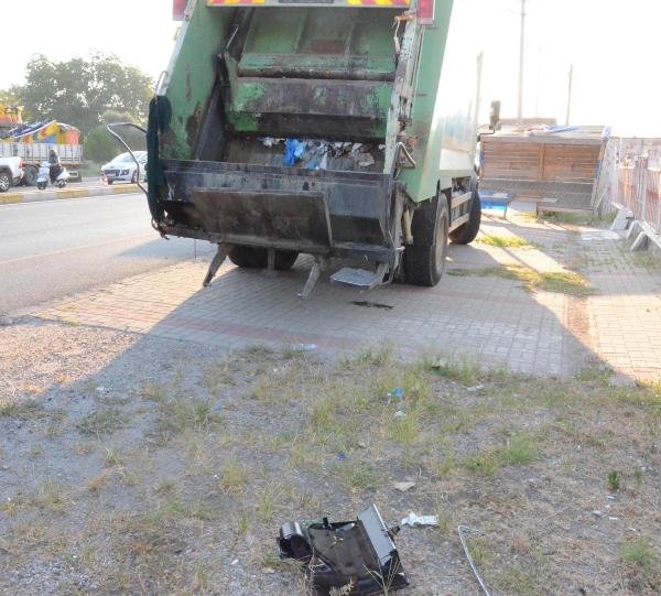Otomobil, çöp kamyonuna arkadan çarptı: 3 yaralı