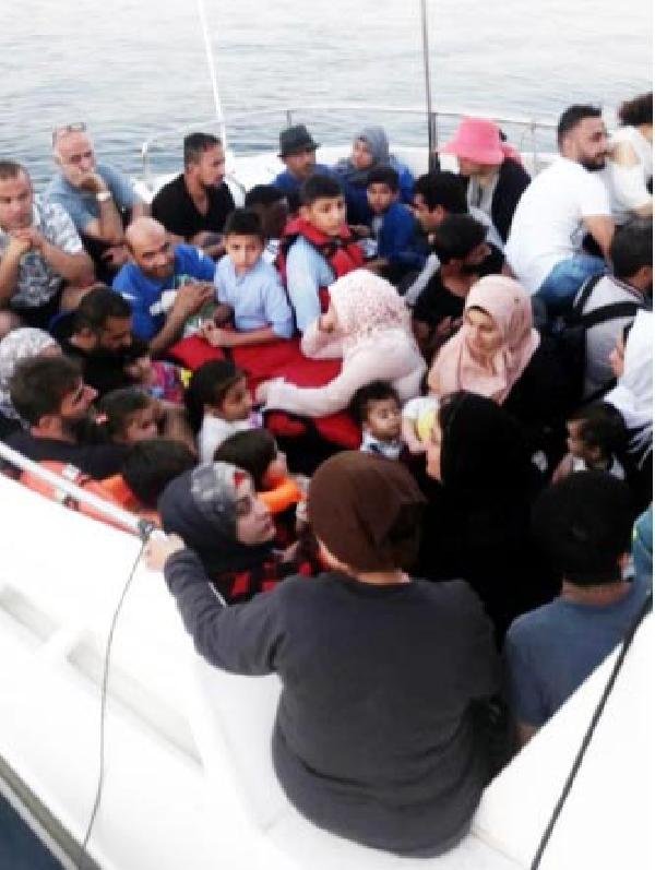Sürat teknesinde 54 kaçak yakalandı