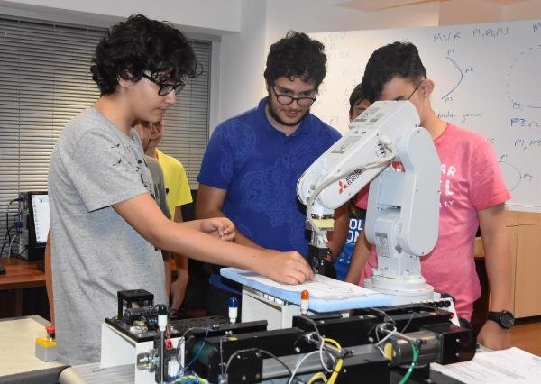 Yaz tatilinde robotik ve kodlama öğreniyorlar