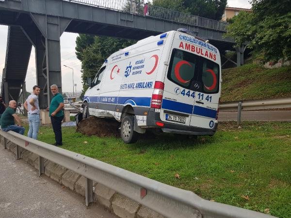Bariyeri aşan ambulans ilçe tabelasına çarptı: 3 yaralı