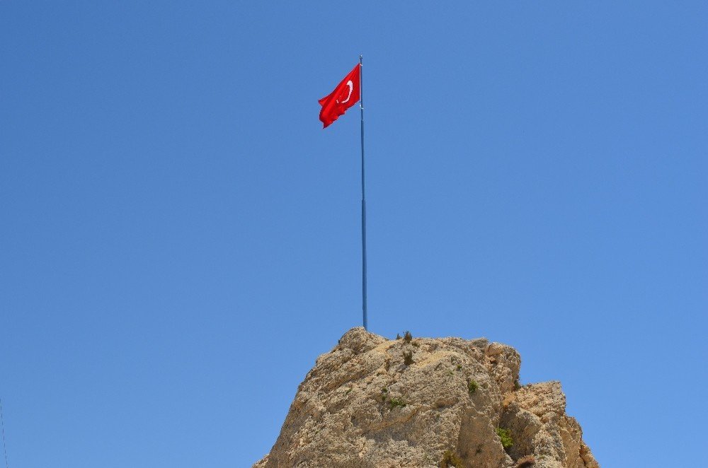Gabanlar mevkisine Türk bayrağı dikildi