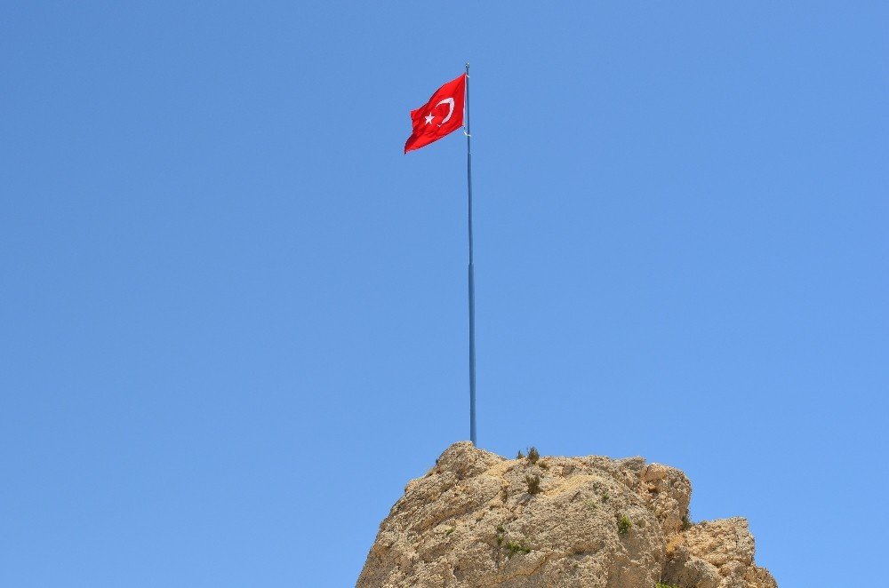 Gabanlar mevkisine Türk bayrağı dikildi