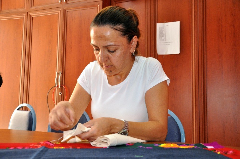 Bülent Ersoy’un yüz peçesini Kızıltepeli kadınlar işledi