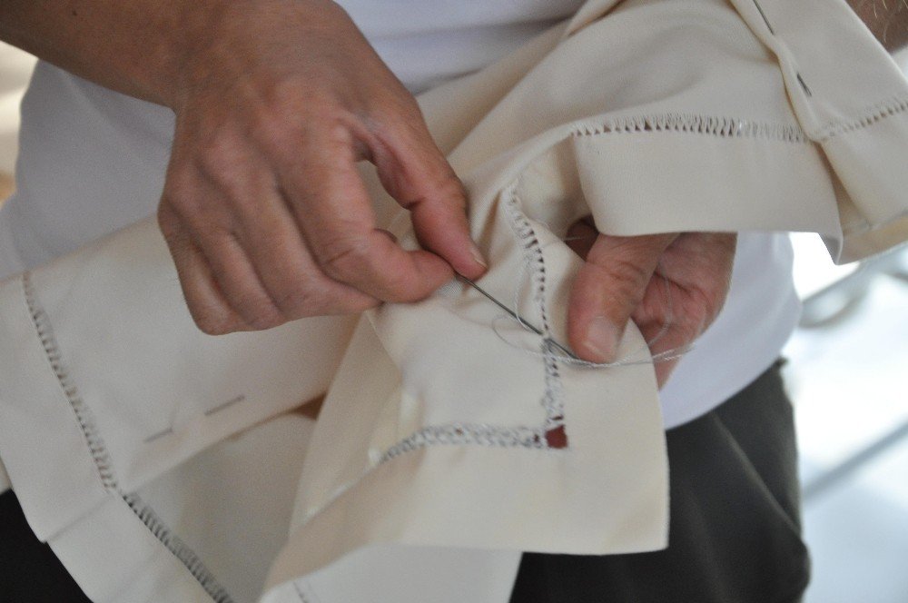 Bülent Ersoy’un yüz peçesini Kızıltepeli kadınlar işledi