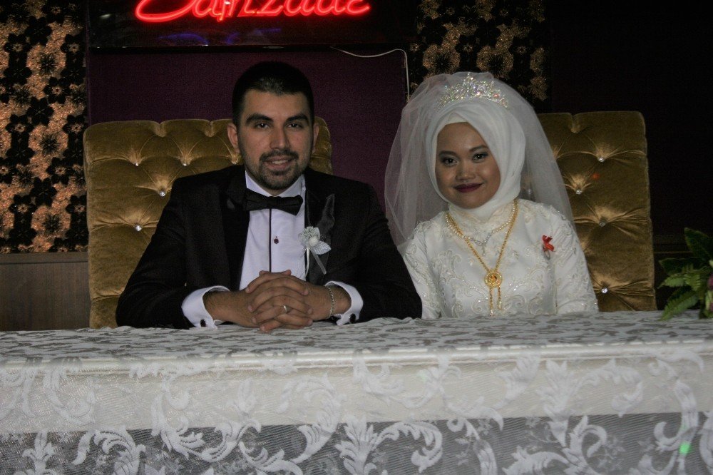 Endonez geline Türk usulü düğün