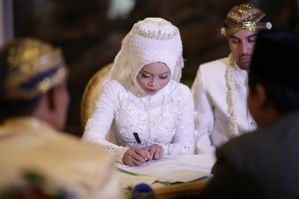 Endonez geline Türk usulü düğün