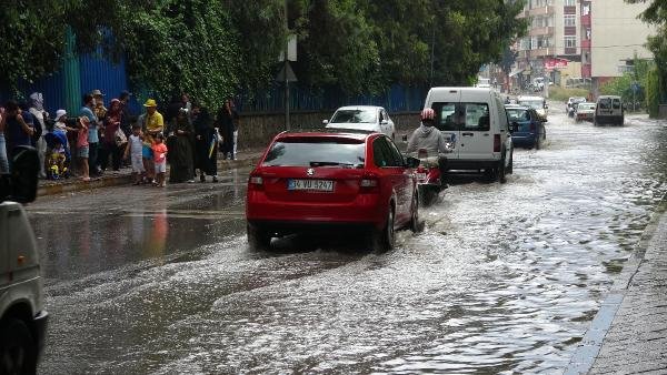 Darıca'da yağmur etkili oldu; itfaiye aracı geçerken yol çöktü