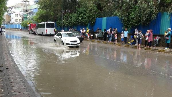 Darıca'da yağmur etkili oldu; itfaiye aracı geçerken yol çöktü