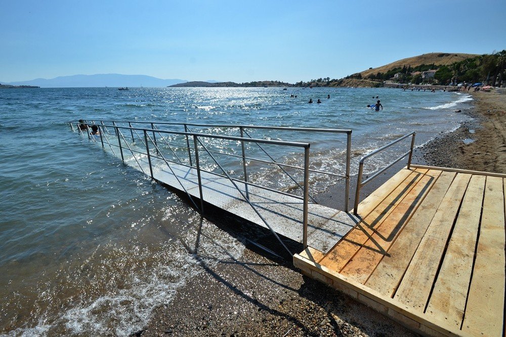 Foça’daki rampalar yüzme engellini kaldırdı