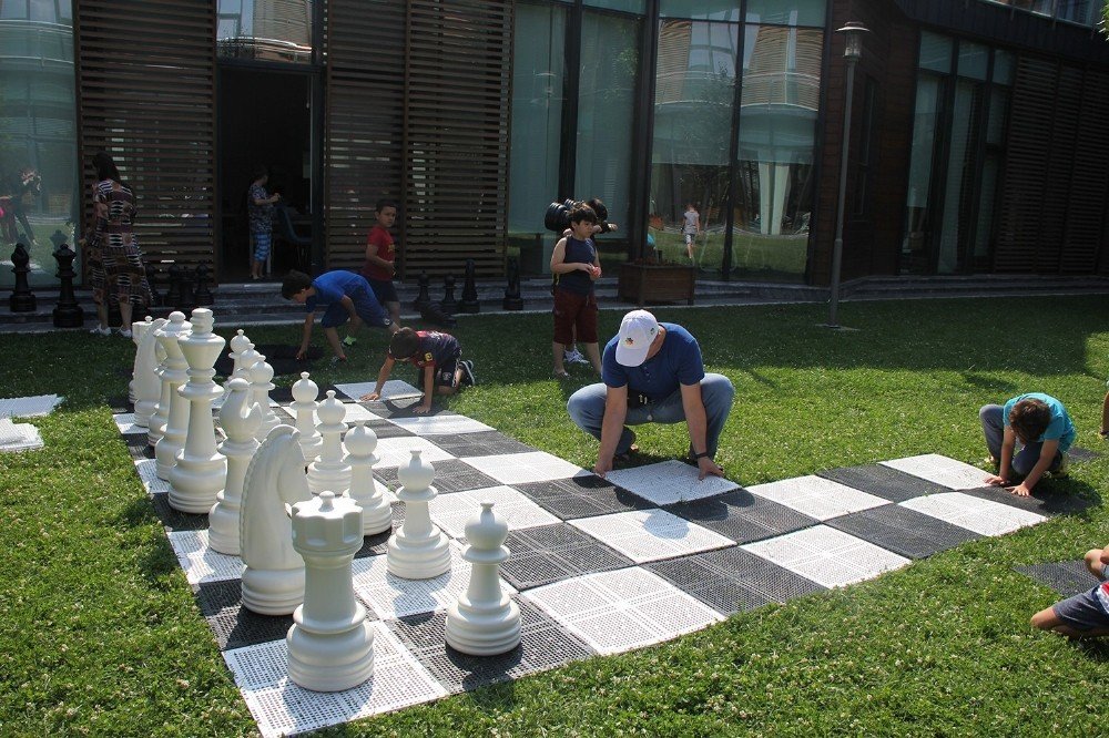 Satranç kulübü öğrencileri, SGM bahçesinde yarıştı