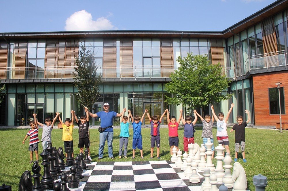 Satranç kulübü öğrencileri, SGM bahçesinde yarıştı