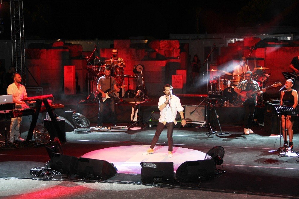 Kenan Doğulu söyledi annesi dinledi