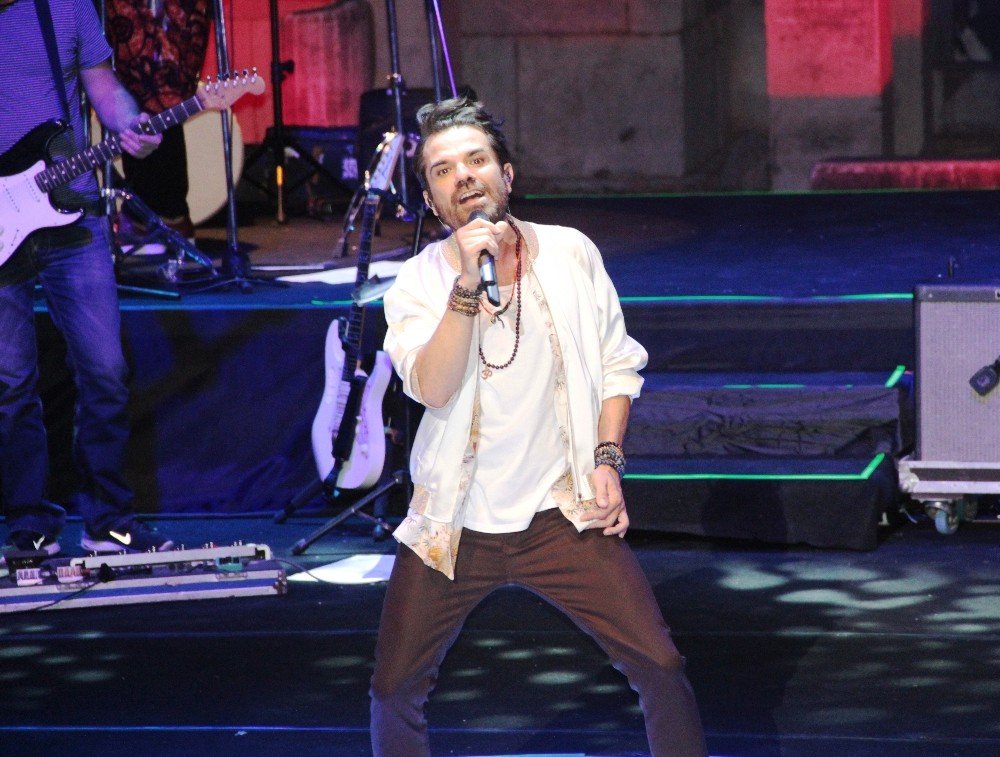 Kenan Doğulu söyledi annesi dinledi