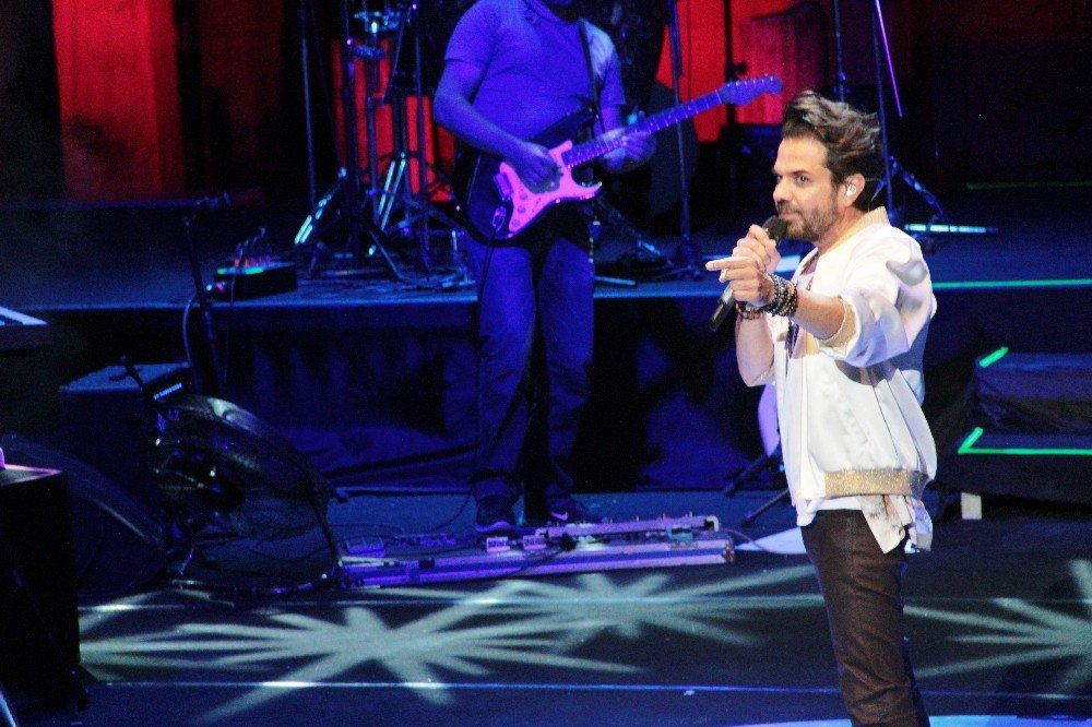 Kenan Doğulu söyledi annesi dinledi