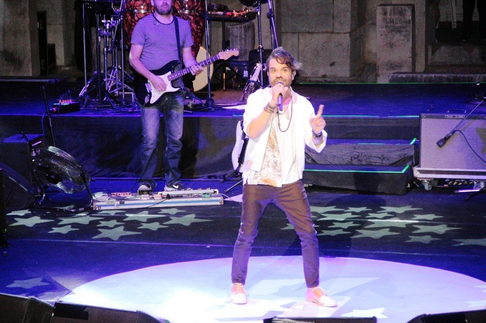 Kenan Doğulu söyledi annesi dinledi