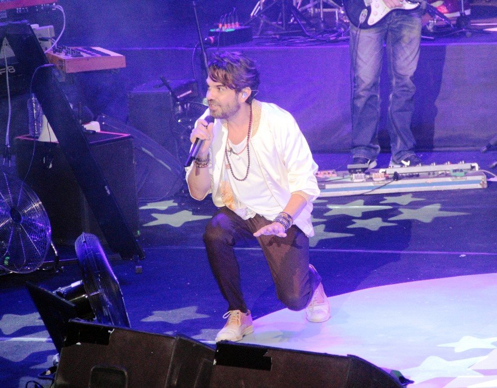 Kenan Doğulu söyledi annesi dinledi