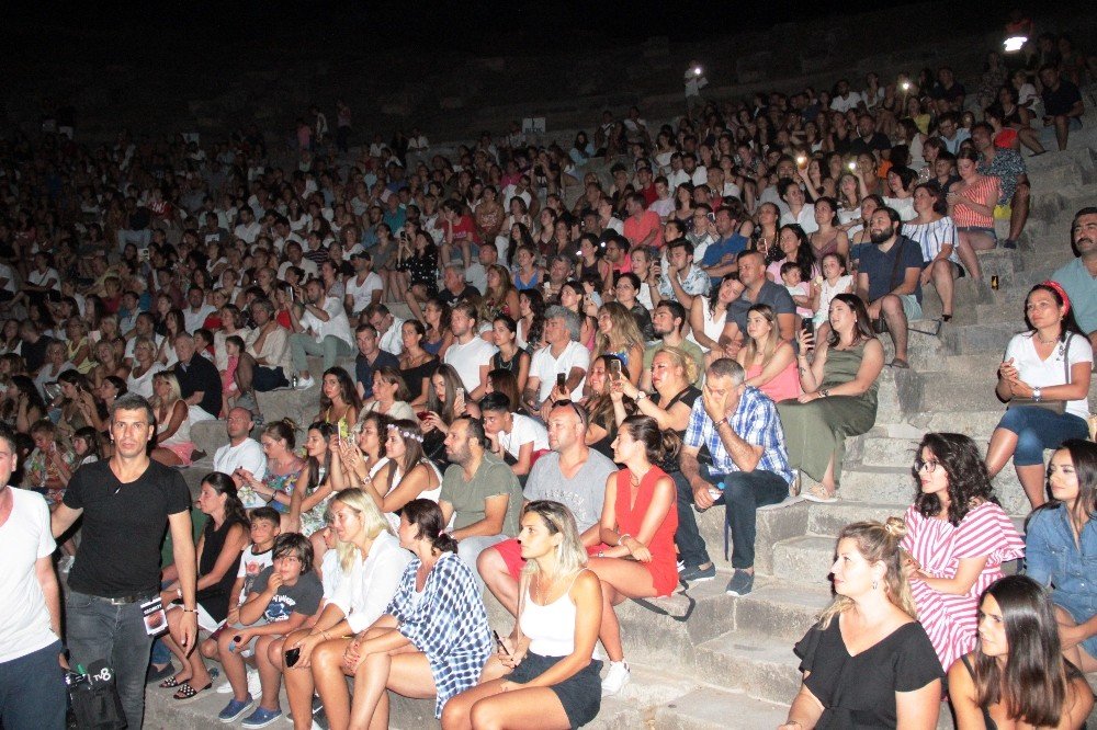 Kenan Doğulu söyledi annesi dinledi