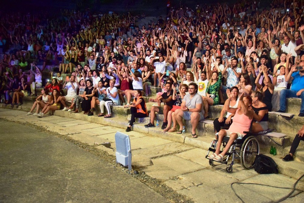 Inna, Ajda Pekkan’ın “Yaz yaz yaz” şarkısını kopya çekerek seslendirdi