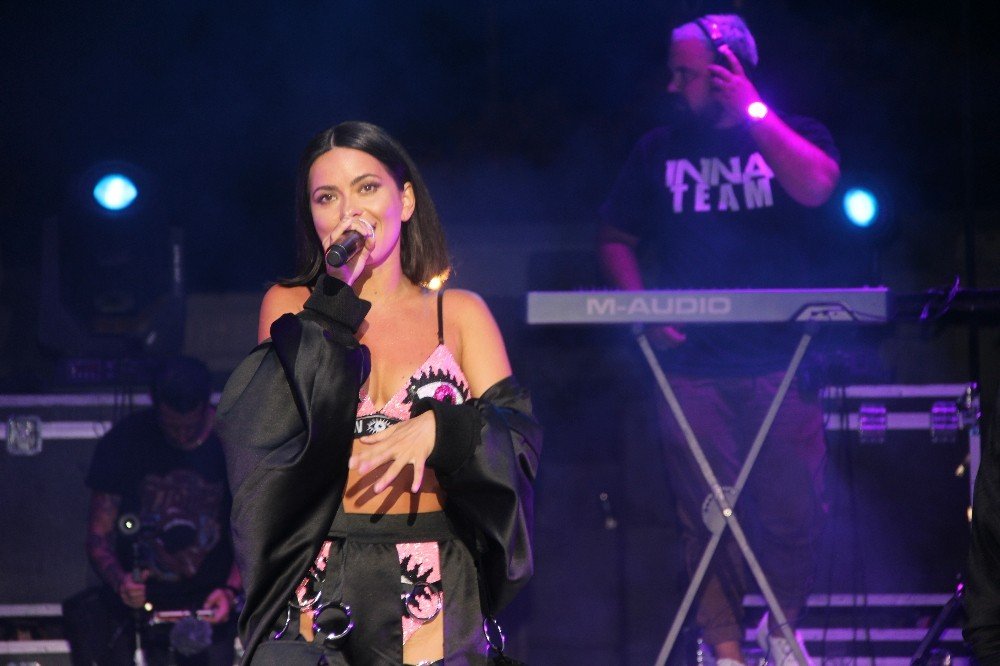 Inna, Ajda Pekkan’ın “Yaz yaz yaz” şarkısını kopya çekerek seslendirdi