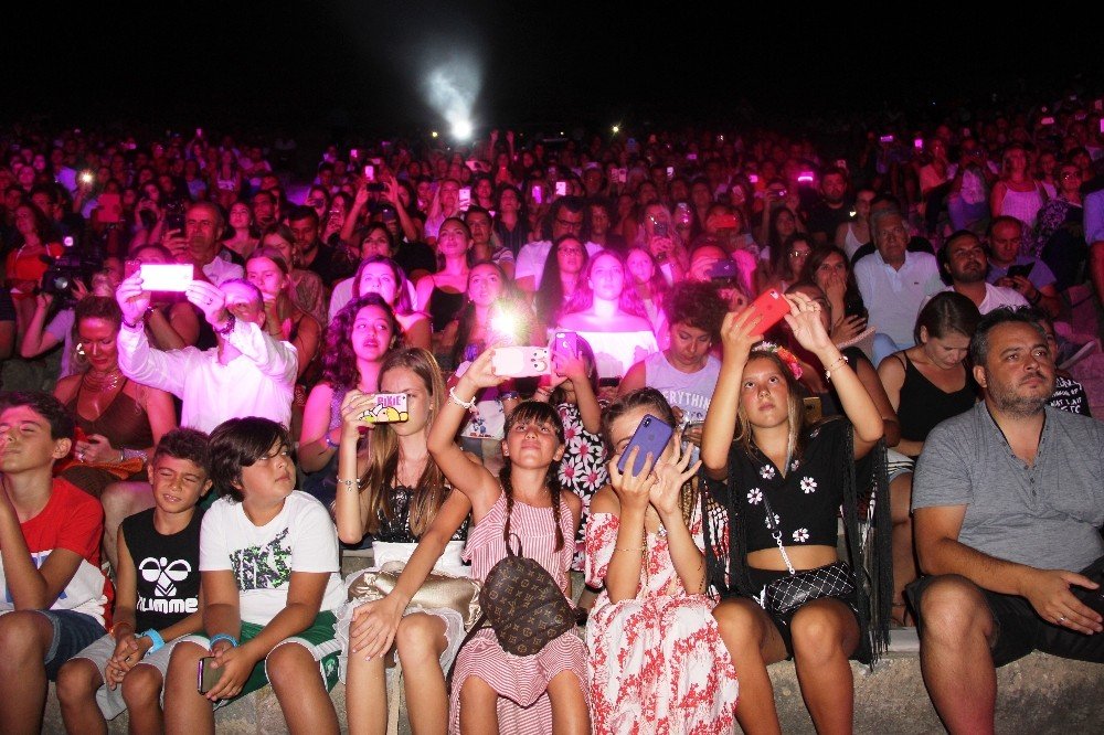 Inna, Ajda Pekkan’ın “Yaz yaz yaz” şarkısını kopya çekerek seslendirdi