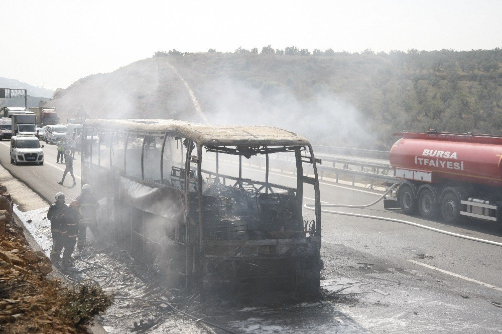 Otoyolda otobüs alev alev yandı