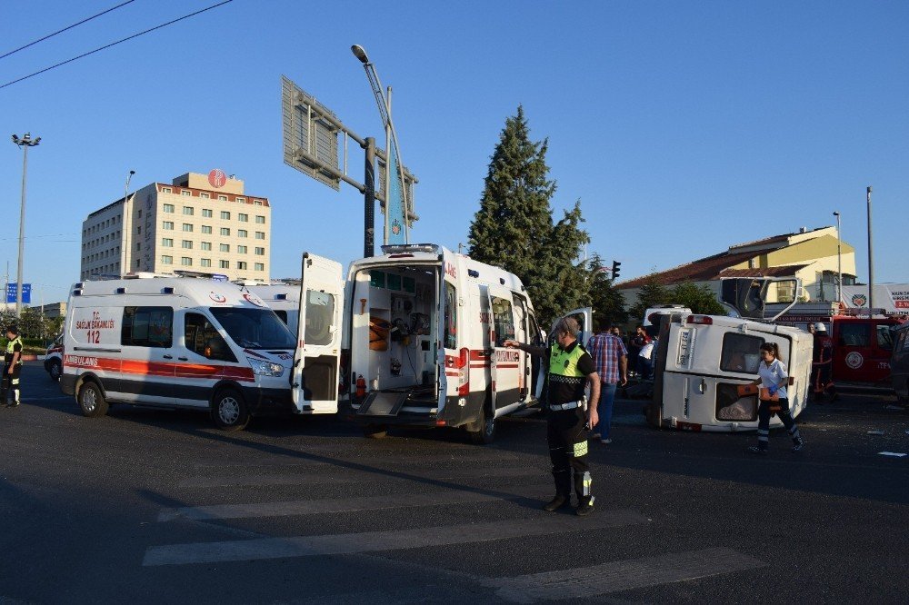 İşçileri taşıyan minibüs kaza yaptı: 12 yaralı