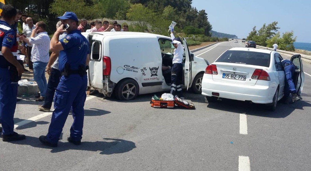 Samsun’da otomobil ile kamyonet çarpıştı: 8 yaralı