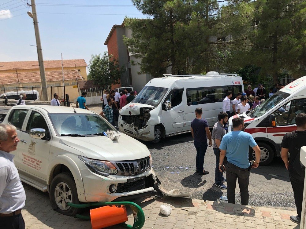 Belediye aracı ile minibüs çarpıştı: 7 yaralı