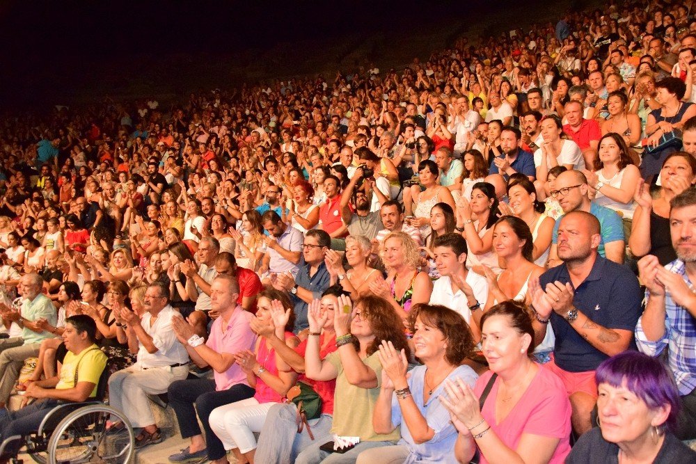Candan Erçetin hayranlarıyla tarihi tiyatro da buluştu