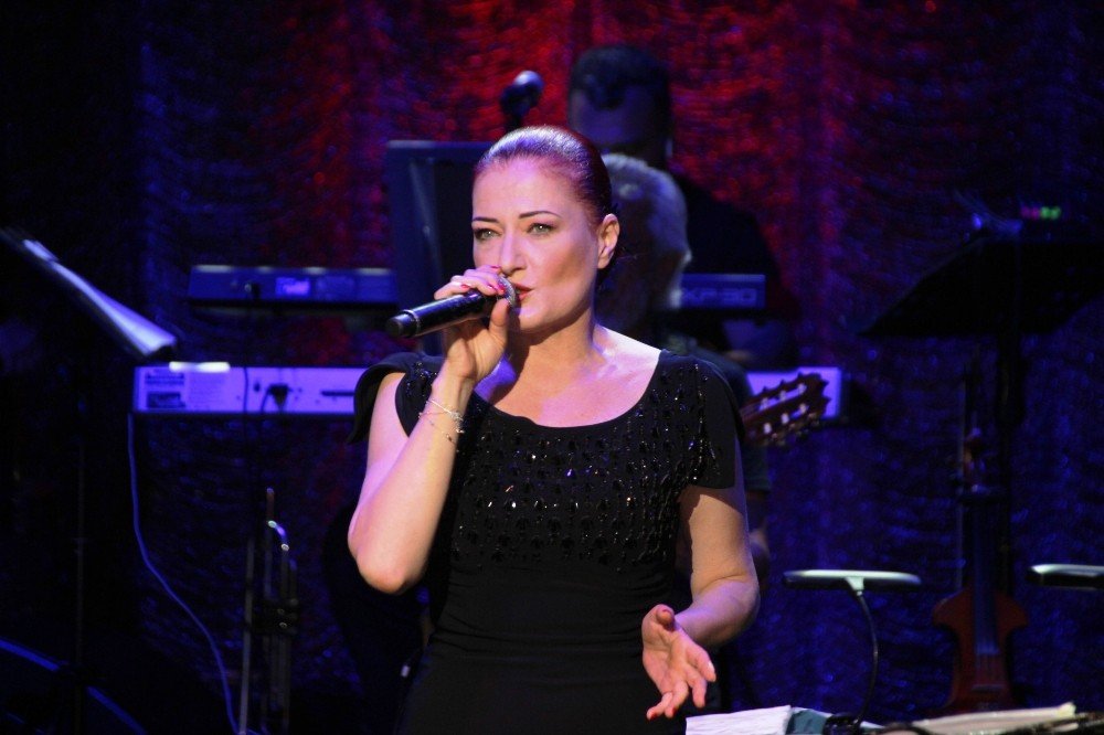 Candan Erçetin hayranlarıyla tarihi tiyatro da buluştu