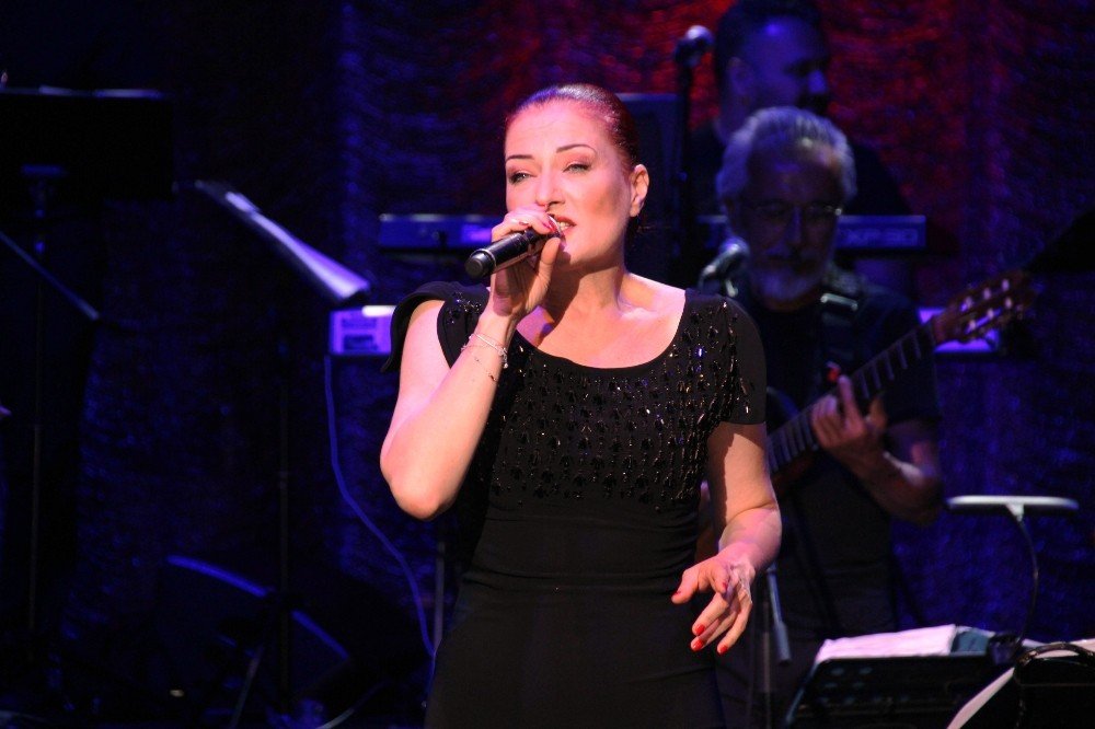 Candan Erçetin hayranlarıyla tarihi tiyatro da buluştu