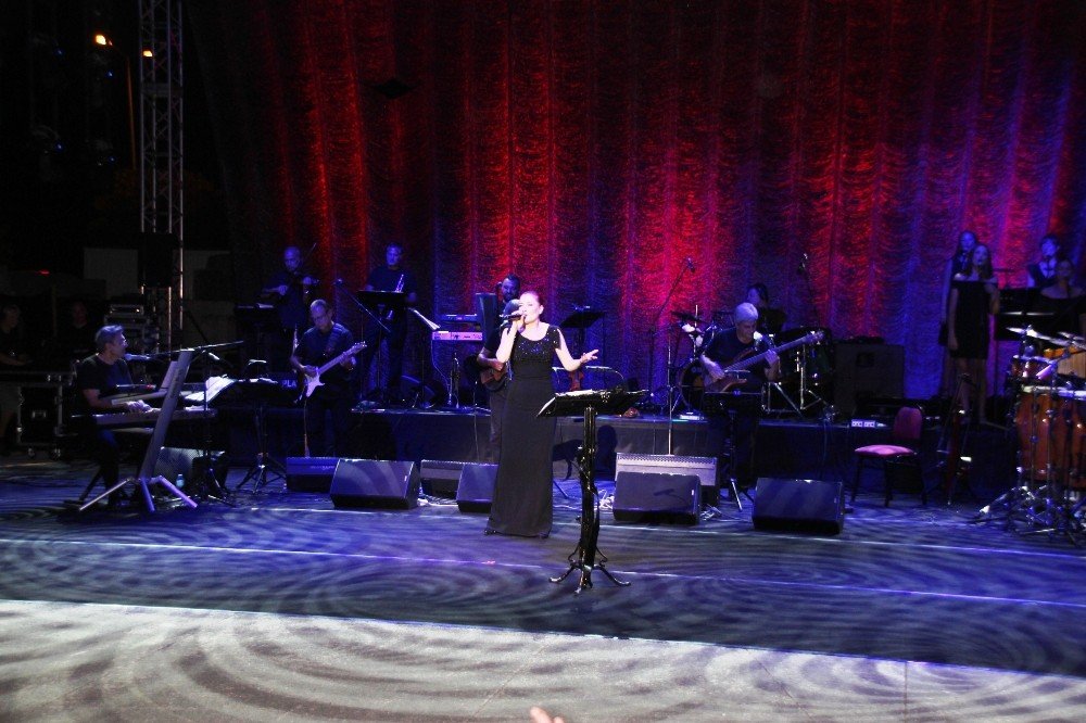 Candan Erçetin hayranlarıyla tarihi tiyatro da buluştu