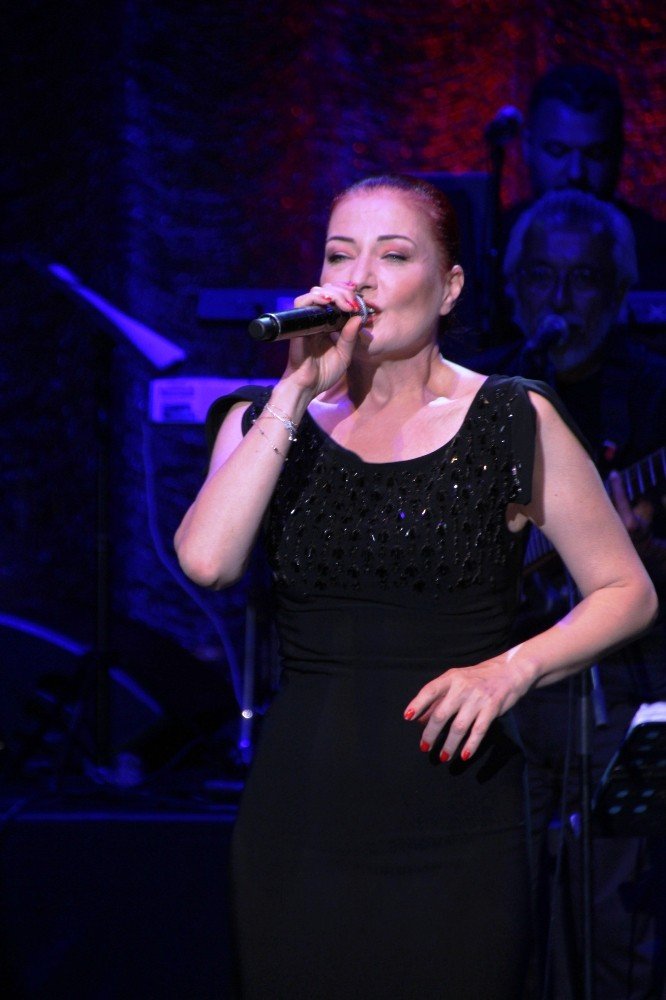 Candan Erçetin hayranlarıyla tarihi tiyatro da buluştu