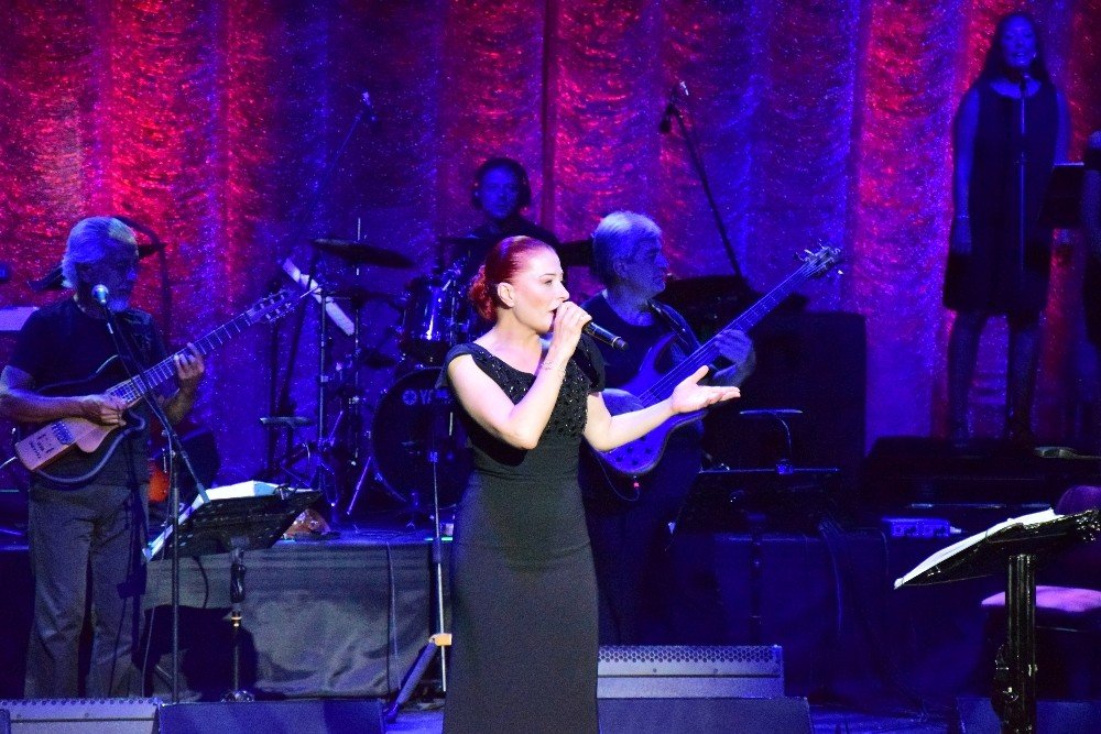 Candan Erçetin hayranlarıyla tarihi tiyatro da buluştu