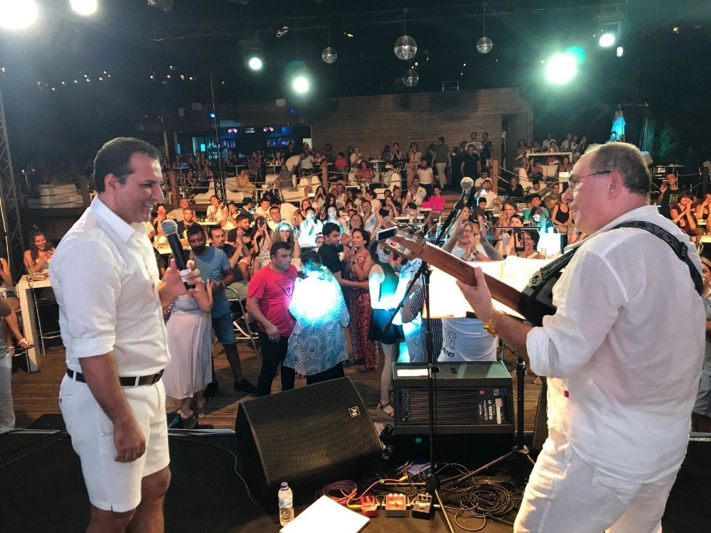 Sinan Erkoç konserinde Rafet El Roman sürprizi