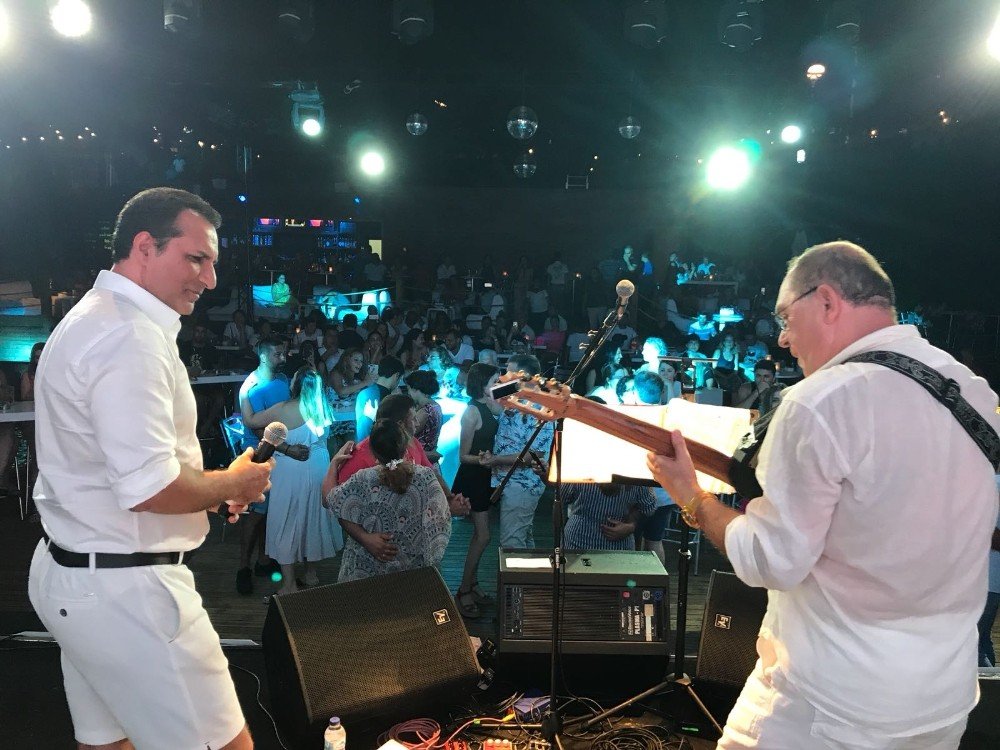 Sinan Erkoç konserinde Rafet El Roman sürprizi