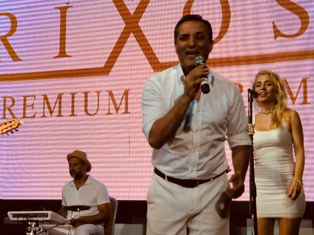 Sinan Erkoç konserinde Rafet El Roman sürprizi