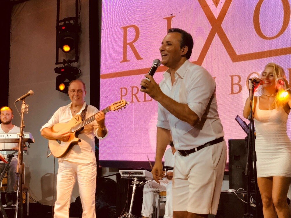 Sinan Erkoç konserinde Rafet El Roman sürprizi