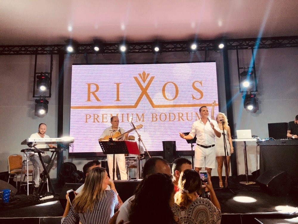 Sinan Erkoç konserinde Rafet El Roman sürprizi