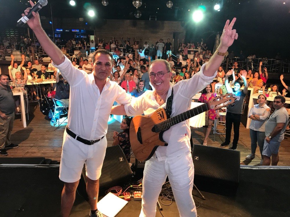 Sinan Erkoç konserinde Rafet El Roman sürprizi