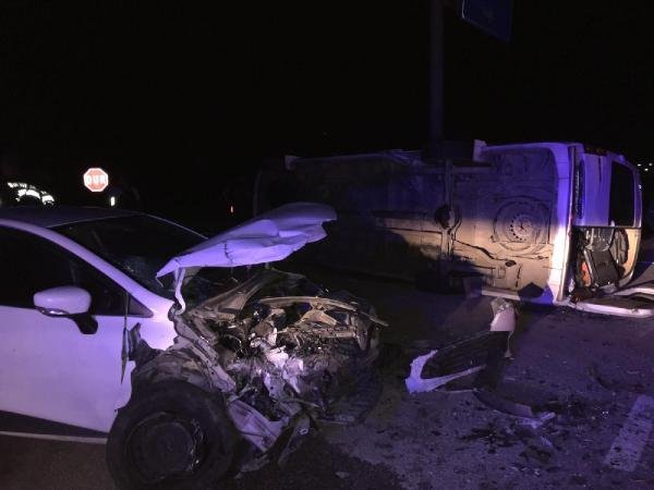 Afyonkarahisar'da otomobil ve minibüs çarpıştı: 17 yaralı