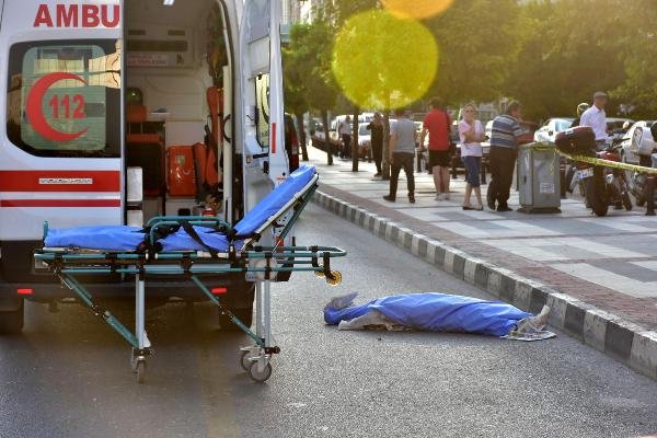 Otomobil kaldırımda yürüyen anne ve kızına çarptı: 1 ölü, 1 yaralı