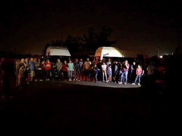 Adana'da 2 minibüste 50 kaçak yakalandı
