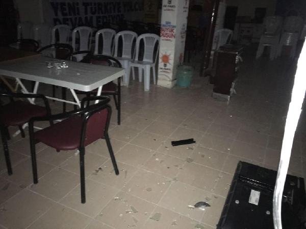 Ak Parti İlçe Başkanlığı binasına taşlı saldırı