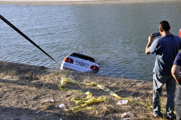 Otomobil sulama kanalına uçtu, yaşlı çift hayatını kaybetti