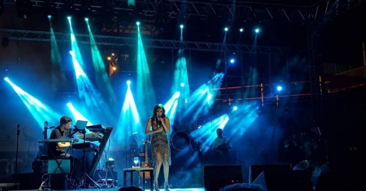 Funda Arar, Kuşadası’nda hayranlarıyla buluştu