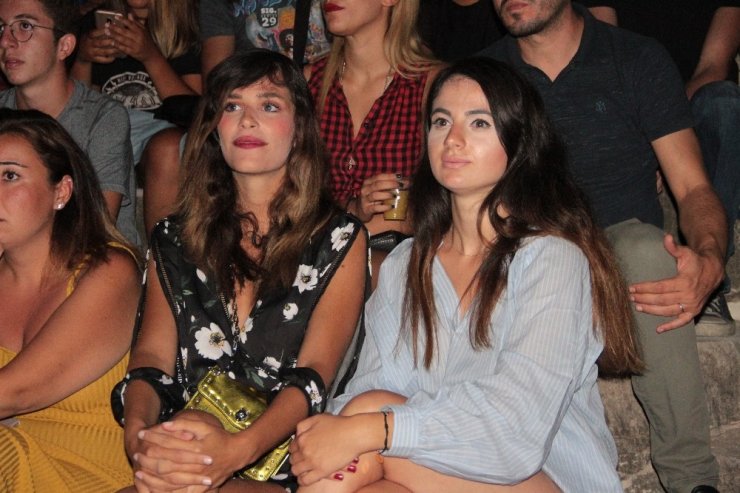 Kaan söyledi, sevgilisi Kıvılcım eşlik etti